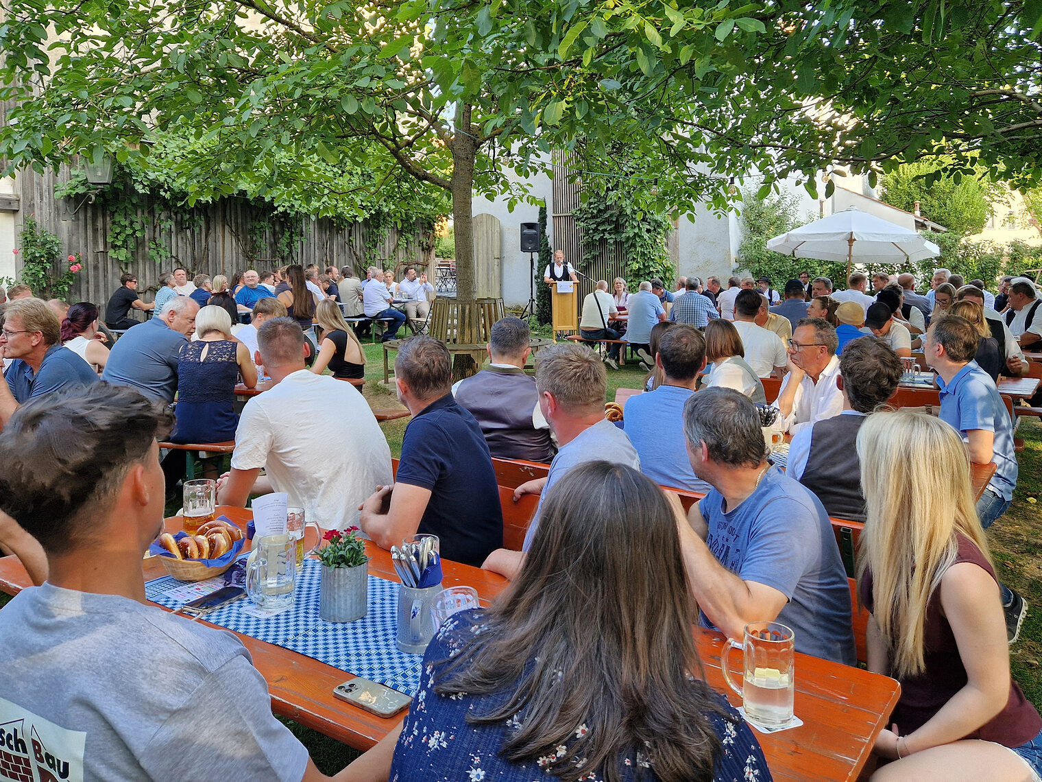 Obermeister Adrian Blödt sprach die Gesellen frei. Rund 150 Anwesende feierten im Biergarten mit und lauschten der Ansprache.