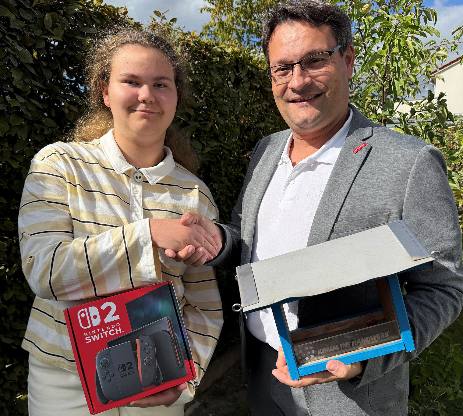 Alexander Stahl überreichte der Gewinnerin die Nintendo Switch 2. 