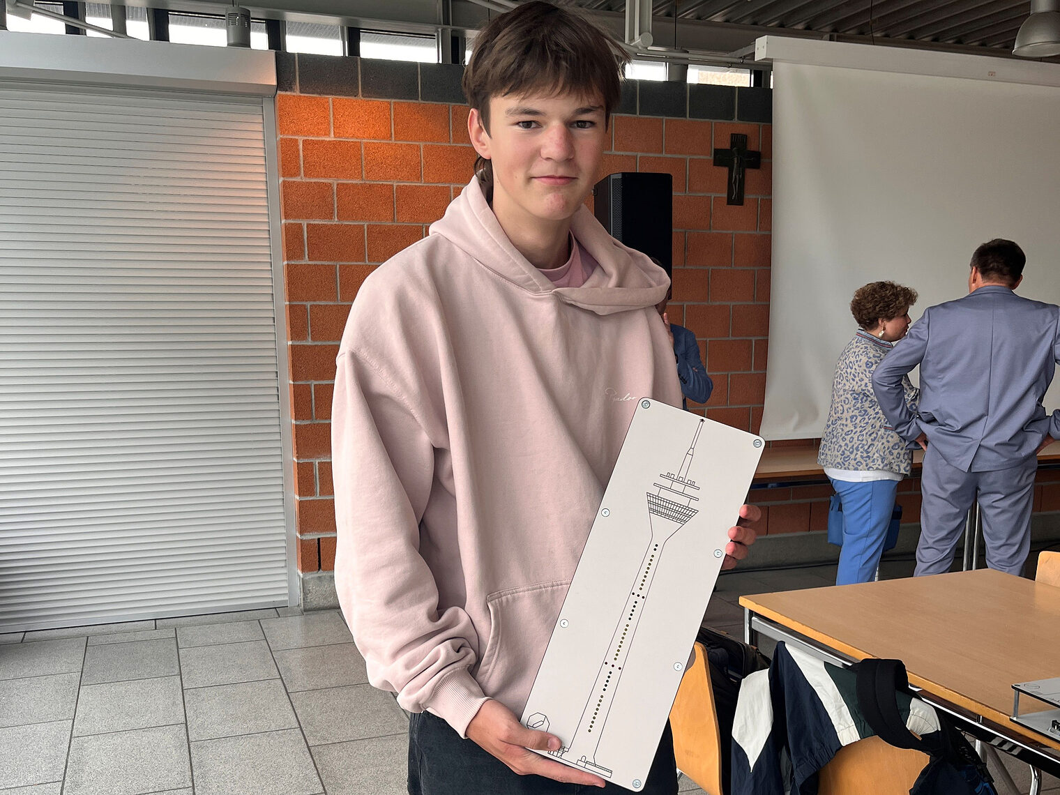 Korbinian Salzberger vom Robert-Schumann-Gymnasium in Cham mit seinem Nachbau der Rheinturm-Uhr. 