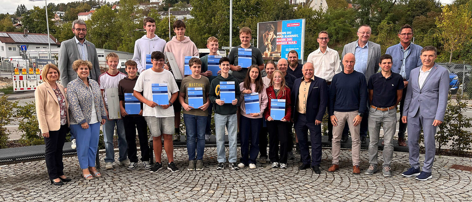 Die stolzen Handwerkspraktikanten des Robert-Schumann-Gymnasiums in Cham und des Benedikt-Stattler-Gymnasiums Bad Kötzting. 