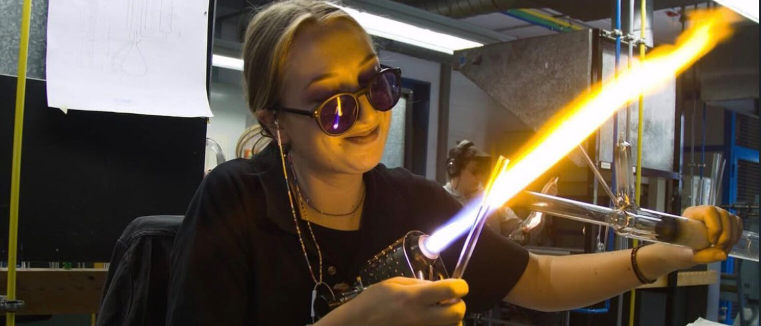 Océane Auzanneau in Action: Gerade absolviert sie die Ausbildung zur Glasmacherin in Zwiesel. 