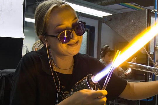 Océane Auzanneau in Action: Gerade absolviert sie die Ausbildung zur Glasmacherin in Zwiesel. 