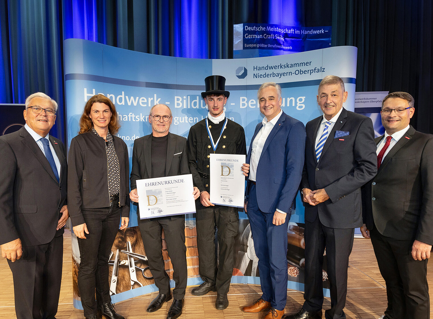 Ein Gruppenfoto mit Ehrengästen vom Wettbewerb "Deutsche Meisterschaft im Handwerk 2026".