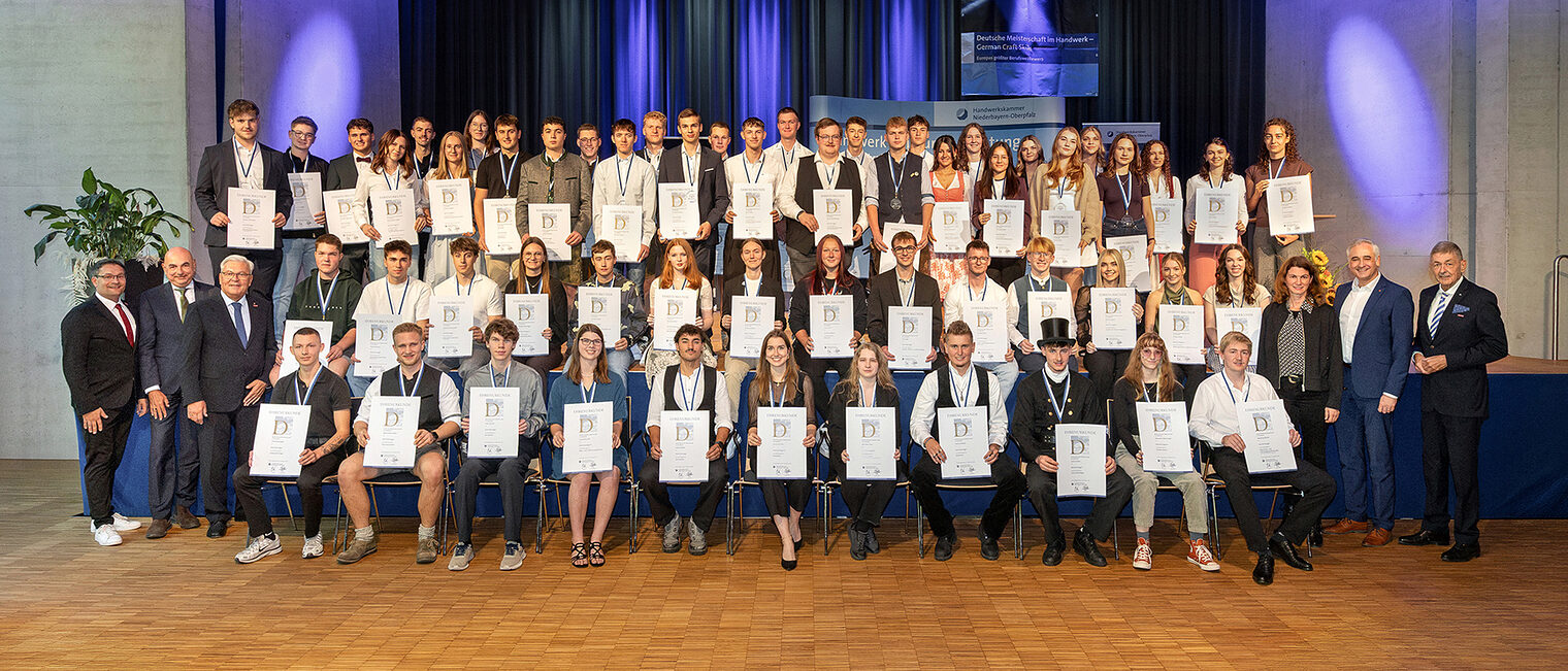 Das Gruppenfoto mit Ostbayerns besten Gesellen bei der Deutschen Meisterschaft im Handwerk.
