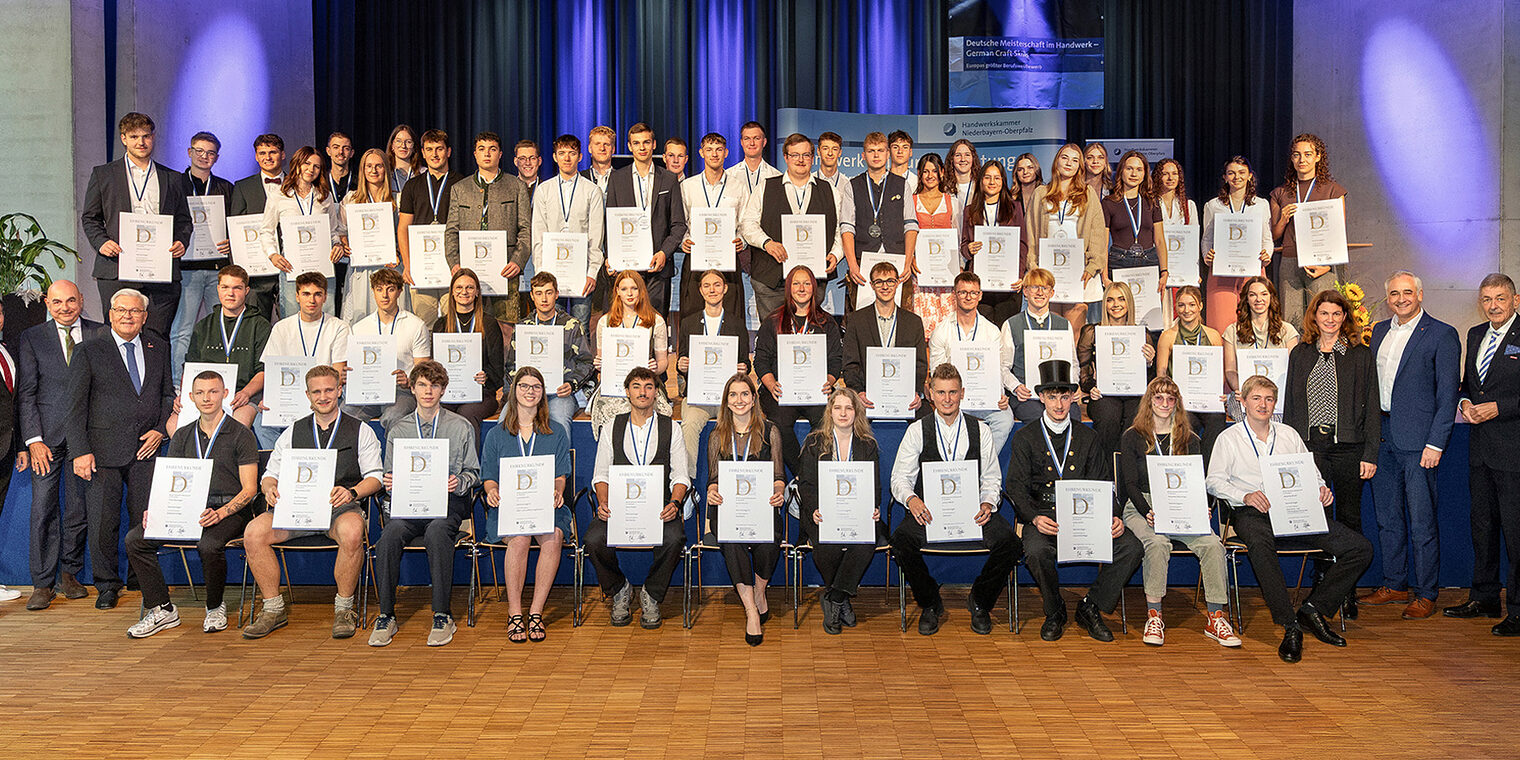 Das Gruppenfoto mit Ostbayerns besten Gesellen bei der Deutschen Meisterschaft im Handwerk.