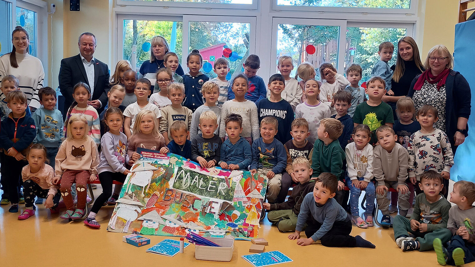 Auf einem kreativen Riesenposter verarbeiteten die „Bergzwergerl“ ihre Eindrücke im Rahmen des Kita-Wettbewerbs. 