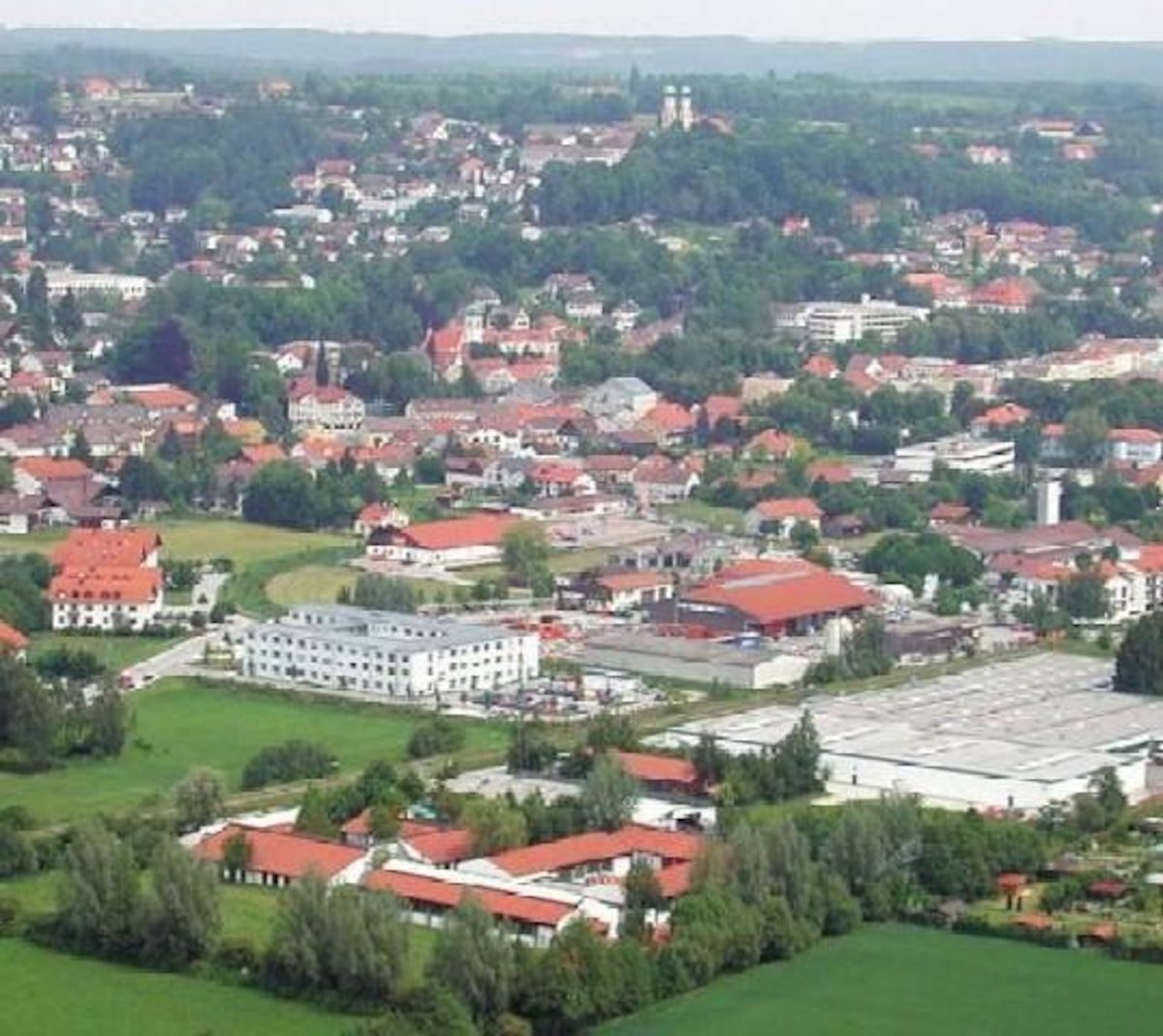 Luftaufnahme von Pfarrkirchen. Im Vordergrund die Werkstätten der Handwerkskammer. Die Stadt Pfarrkirchen, im Vordergrund unser Bildungszentrum
